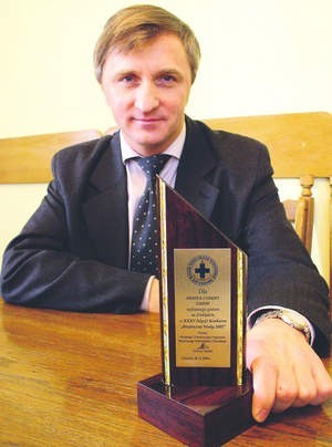 Burmistrz Bogdan Badziong cieszy się z przyznanej nagrody. Fot. Andrzej Połomski