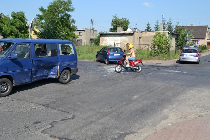 Powiat ostrowski: Wypadek w Raszkowie, winny kierowca czy drogowe lustro? [ZDJĘCIA]