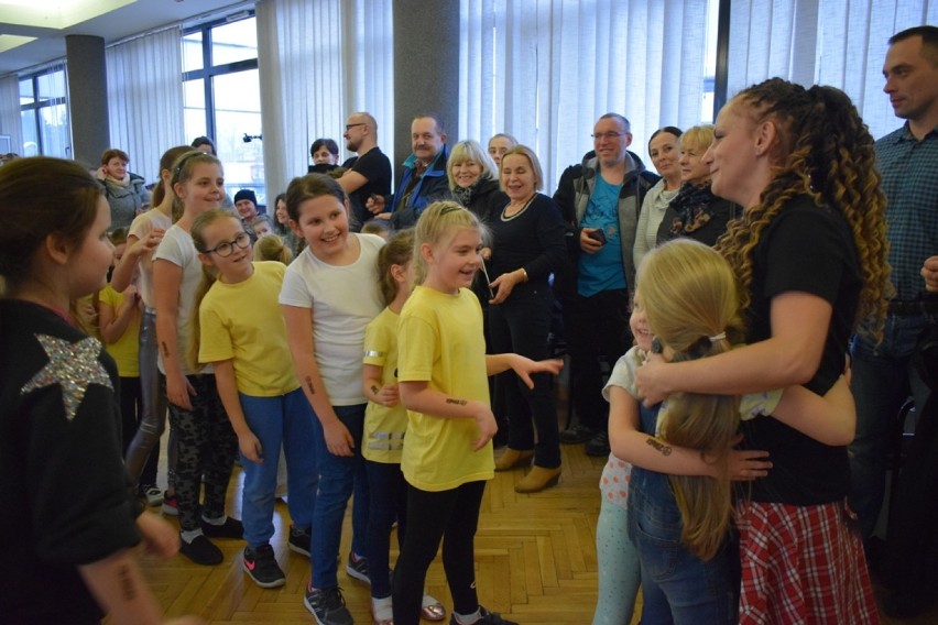 "Dance kids" - cykl zajęć tanecznych zakończony wspólnym występem w MDK w Radomsku