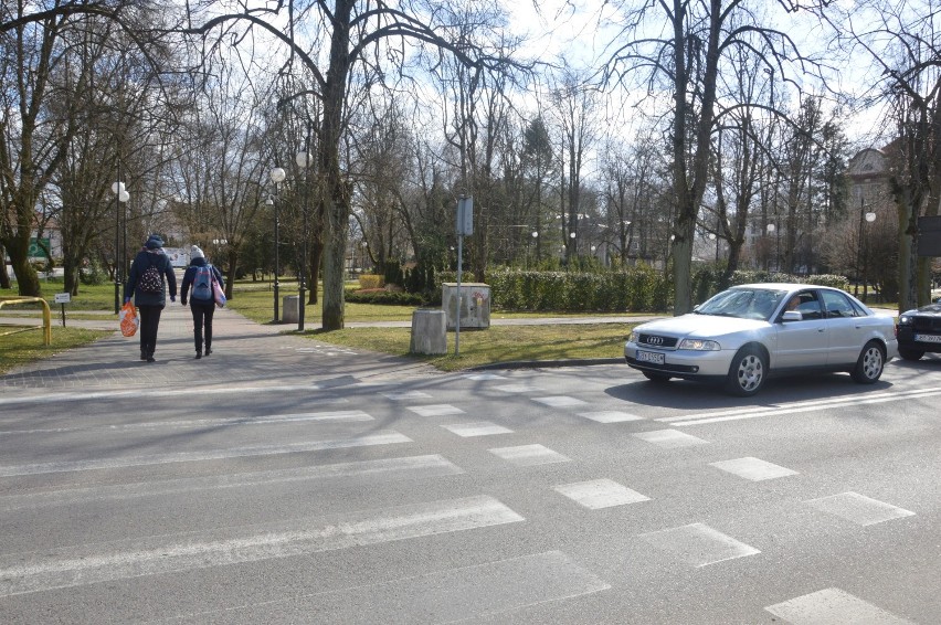 Miastko opustoszało w dobie pandemii koronawirusa. Spotkać można pojedyncze osoby (zdjęcia)