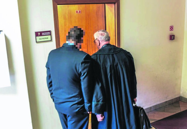 Sędzia na wniosek obrońcy zabroniła fotografować przebieg rozprawy. Łukaszowi T. grozi do pięciu lat więzienia.
