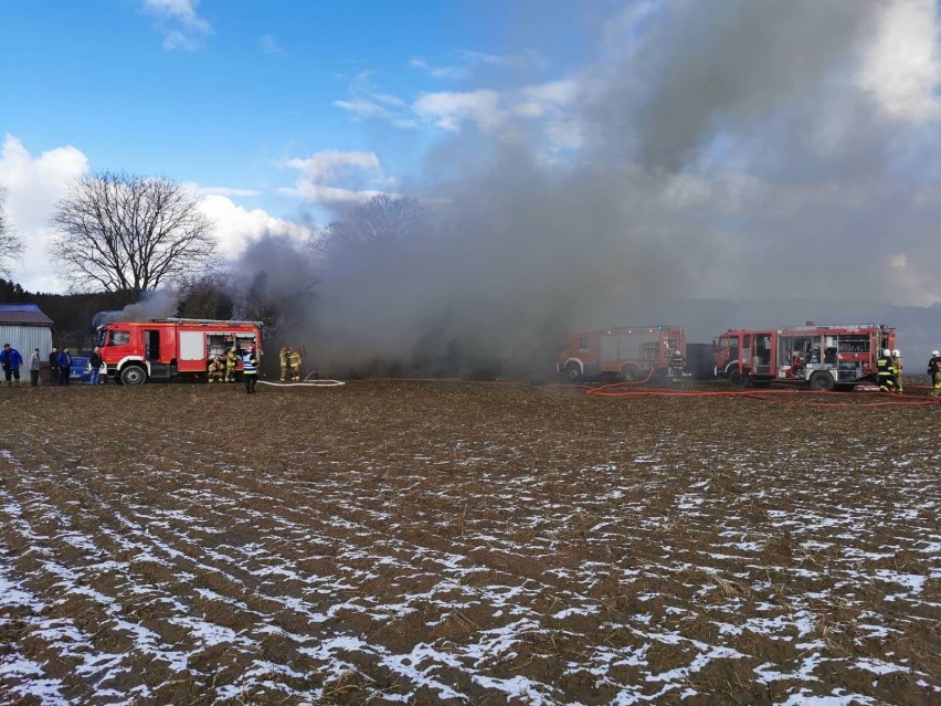 Strażacy ponad 4 godziny walczyli z pożarem w Chwaszczynie