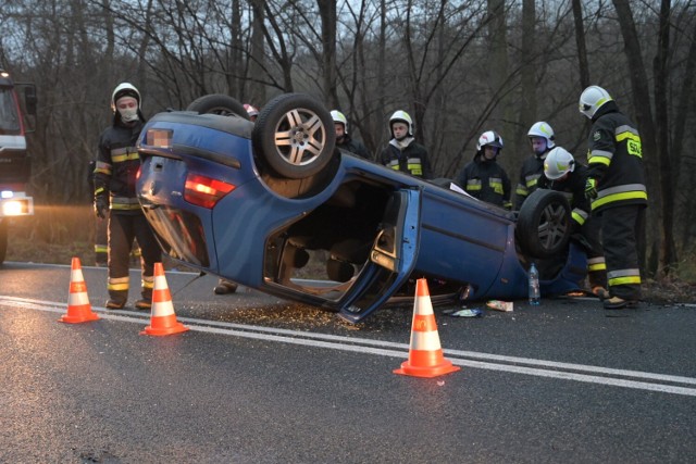 Dachowanie VW Golfa na drodze krajowej nr 16 w Kłódce pod Grudziądzem