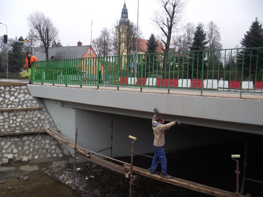 Most w Maciejowej został otwarty, ale prace wykończeniowe na...