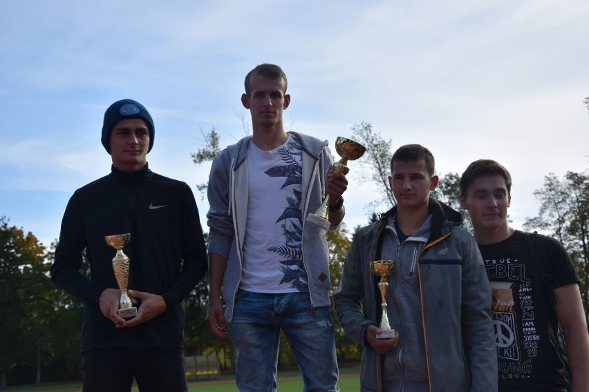 Sztafetowe Biegi Przełajowe w Pucku (październik 2018). LO Puck mistrzami lekkoatletyki zespołowej | ZDJĘCIA, WIDEO