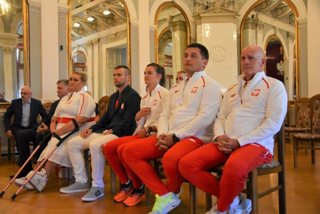 Paraolimpijczycy zostali powitanie przez władze miasta w Sali Lustrzanej