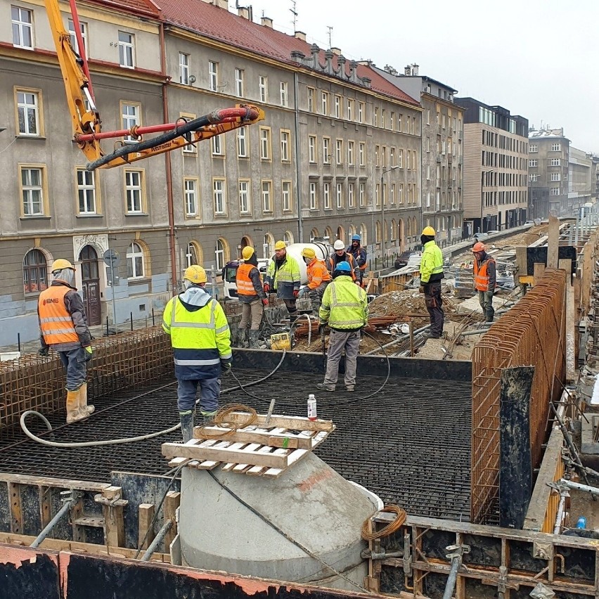 Kraków. Inwestycje kolejowe w Krakowie postępują. Tak teraz wyglądają okolice zabytkowego wiaduktu przy ul. Miodowej