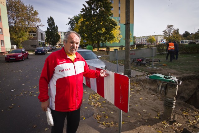 -&nbsp;Przez wiele lat mieliśmy przed oknami zielony plac, a teraz mamy mieć samochody - mówi Włodzimierz Stempurski