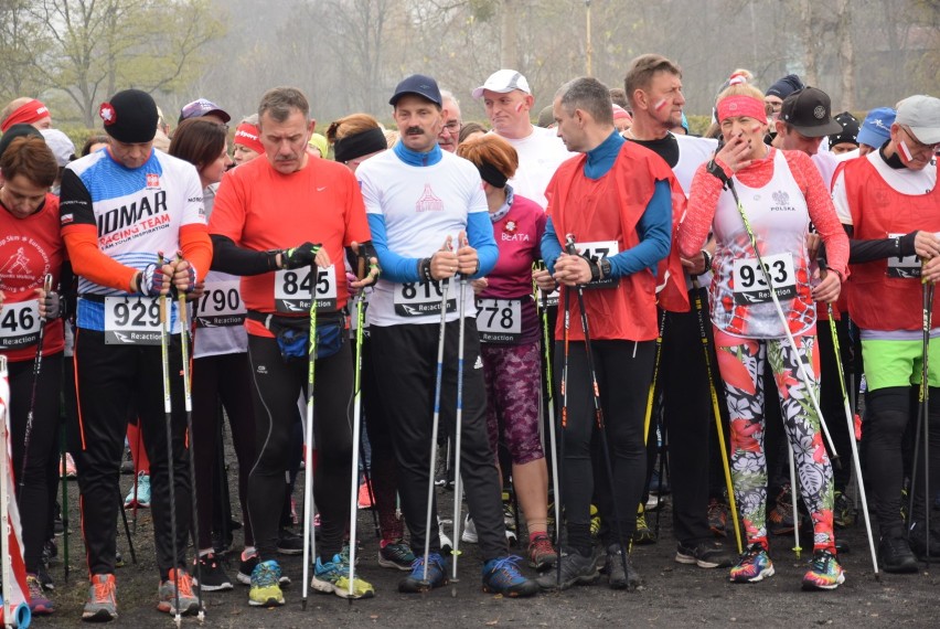 Bieg Niepodległości w Pile: Ponad stu miłośników nordic walking pokonało trasę 3 km. Zobaczcie zdjęcia