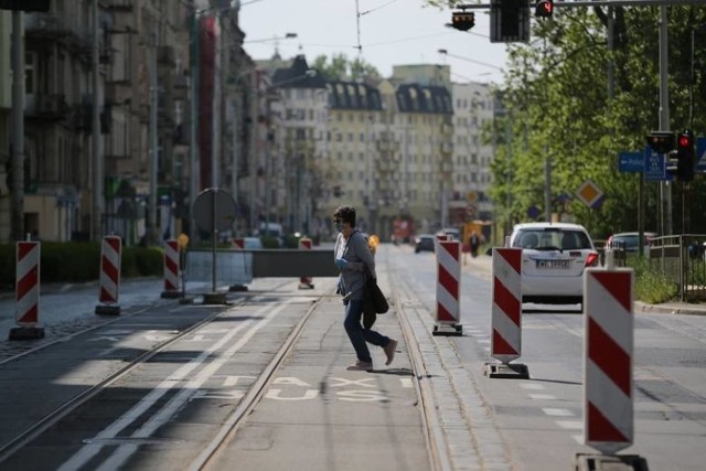 Remont fragmentów torowiska oraz budowa nowej nawierzchni na ul. Pomorskiej prowadzony był w maju 2020 r.