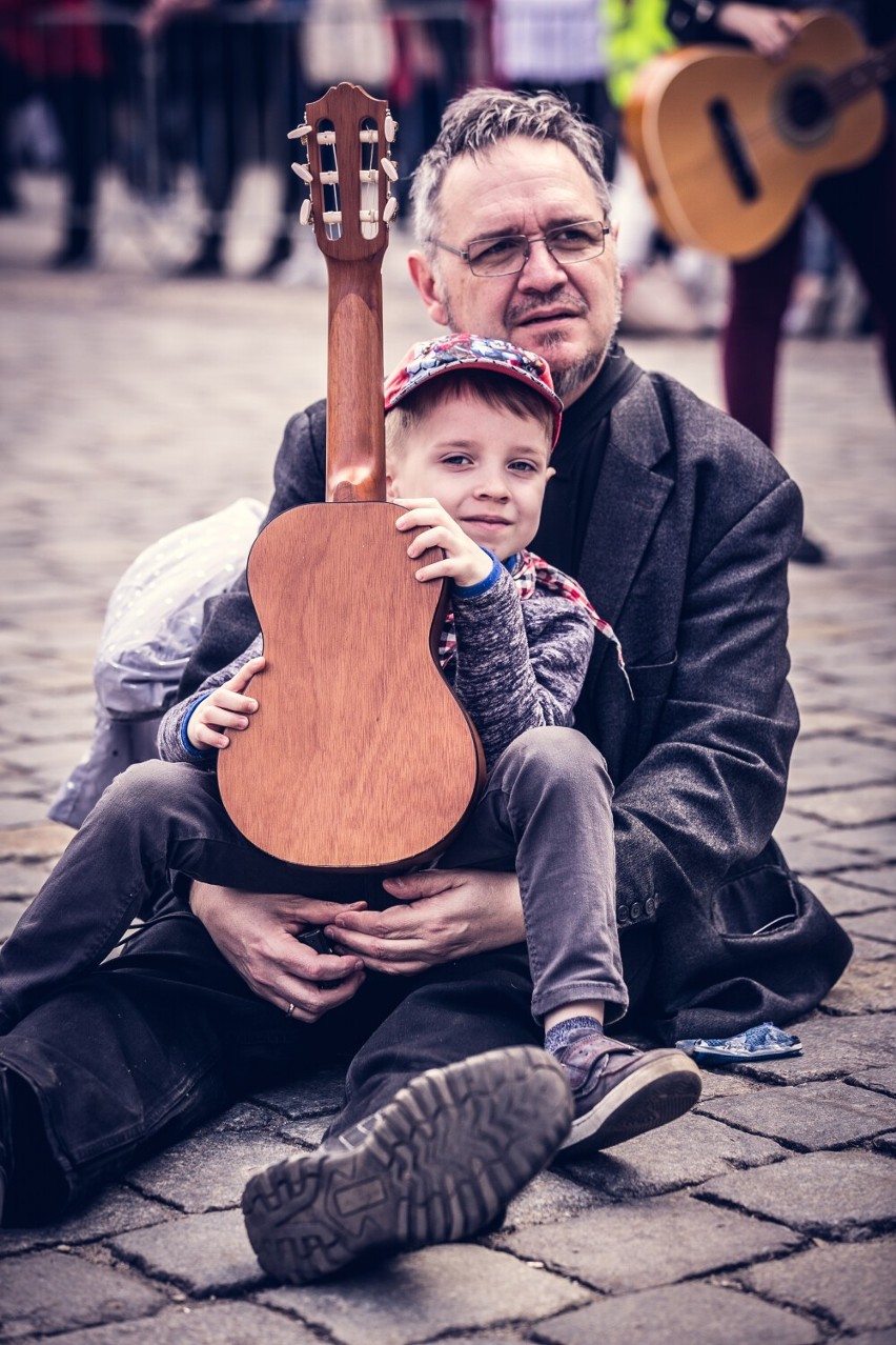 Znane muzyczne rodziny pomogą pobić Gitarowy Rekord Świata. Rusza konkurs na rodzinne zdjęcie.