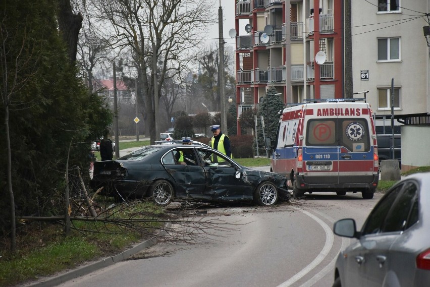 Wypadek w Malborku. Kierowca uderzył w ogrodzenie