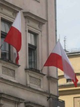 Dzień Flagi Państwowej: z godłem, czy bez? Jak wieszać flagę Polski?