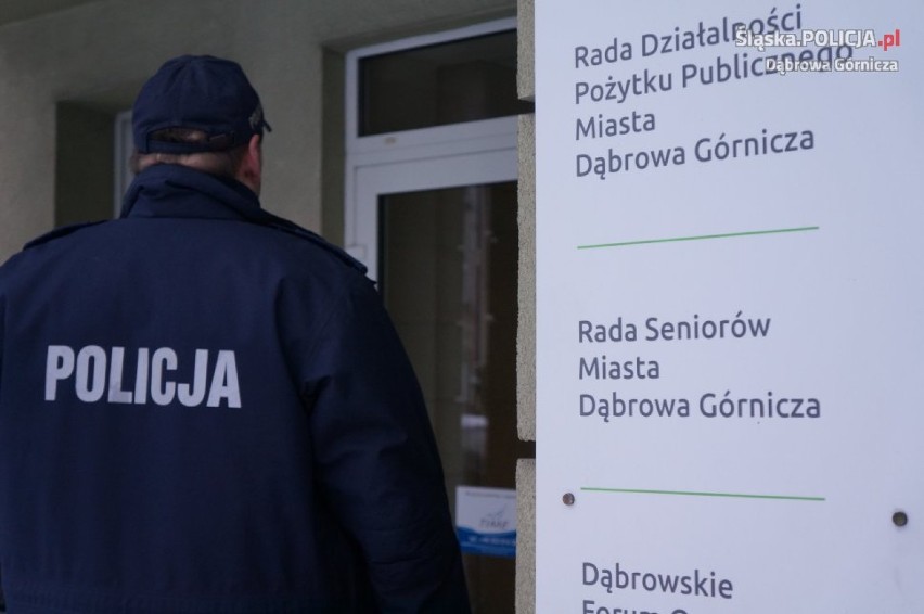 Policjanci z Dąbrowy przestrzegali seniorów przed oszustwami [FOTO]