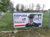 Banner Henryka Kiepury oblany czarną farbą. Kulminacja kampanii do Europarlamentu 