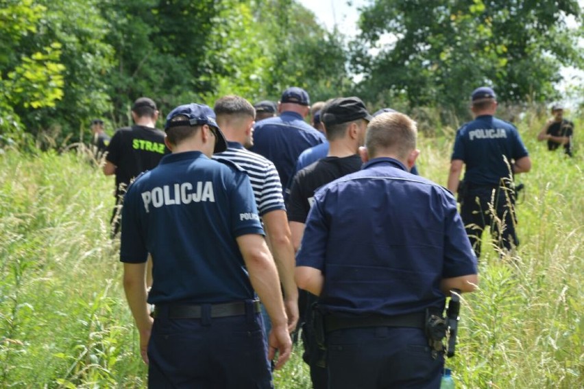 Akcja poszukiwawcza w Wieluniu. Policjanci i strażacy przeczesują okolice ulicy Częstochowskiej ZDJĘCIA