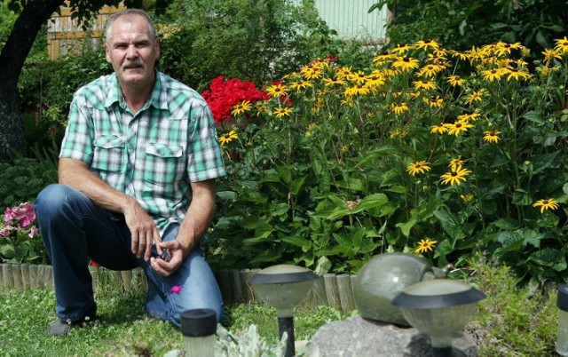 Pan Waldemar Janczur poświęca wiele czasu pielęgnacji ogrodu.