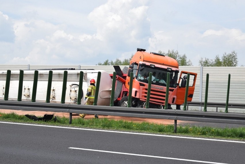 Wypadek cysterny na autostradzie w Tarnowie. Ruch na A4 w kierunku Krakowa jest zablokowany 10 05 [WIDEO]