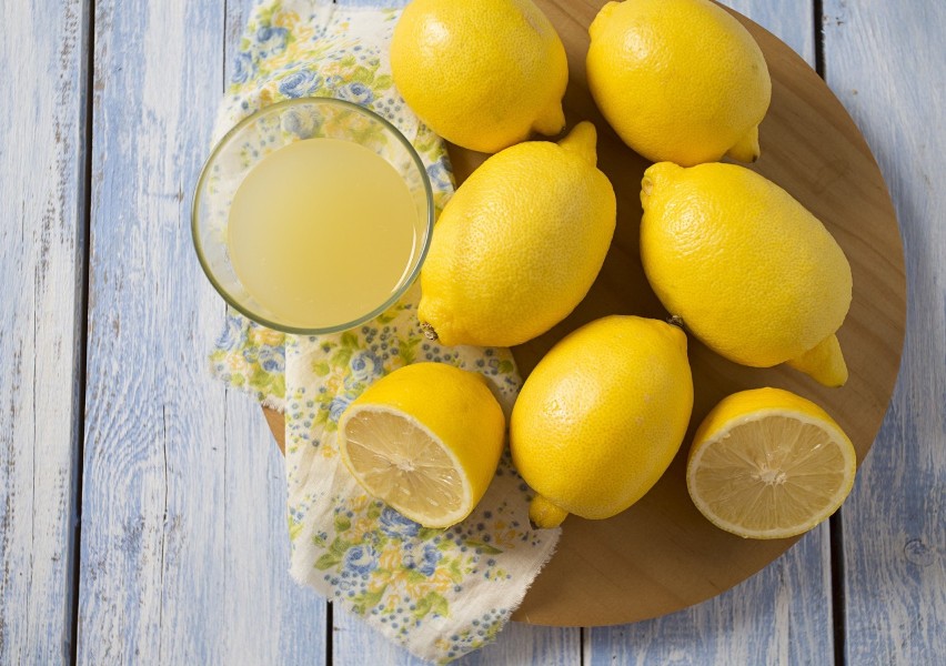 Jak wycisnąć sok z cytryny bez brudzenia rąk, wyciskarki, a...