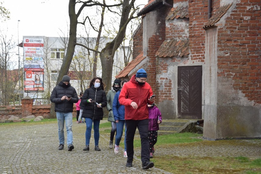 Pruszcz Gdański. Pierwsi gracze mobilnej gry miejskiej rozwiązywali zagadki i odkrywali tajemnice miasta |ZDJĘCIA