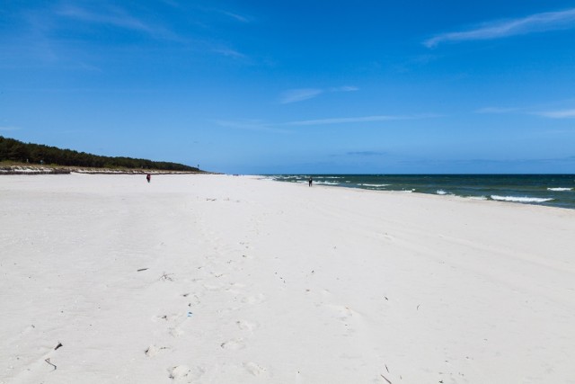 Wakacje 2020. Epidemia koronawirusa sprawiła, że w te wakacje chętniej niż zazwyczaj zostaniemy w kraju. Urlop możemy spędzić na plażach nad Bałtykiem. Podpowiadamy, jaką wybrać, by wakacje były udane. Skupiliśmy się przede wszystkim na tych, które oferują najwięcej przestrzeni do wypoczywania, tak by zminimalizować ryzyko zakażenia się koronawirusem. Przejdź do rankingu w galerii.