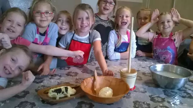W ramach projektu „Cudze chwalicie - swego nie znacie” grupa dzieci z Marzęcina wraz ze swoimi opiekunami wzięła udział w warsztatach kulinarnych.