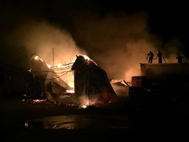 Kilkanaście jednostek strażackich brało udział w gaszeniu pożaru tartaku w Grabowie nad Prosną. Ogień na terenie zakładu zauważono we wtorek około godziny 4. 

WIĘCEJ: Nocny pożar strawił tartak w Grabowie nad Prosną [FOTO]