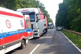 Osobówka zderzyła się z karetką pogotowia na sygnałach na krajowej 12 między Lesznem a Kąkolewem. Ambulansem wieziono pacjenta