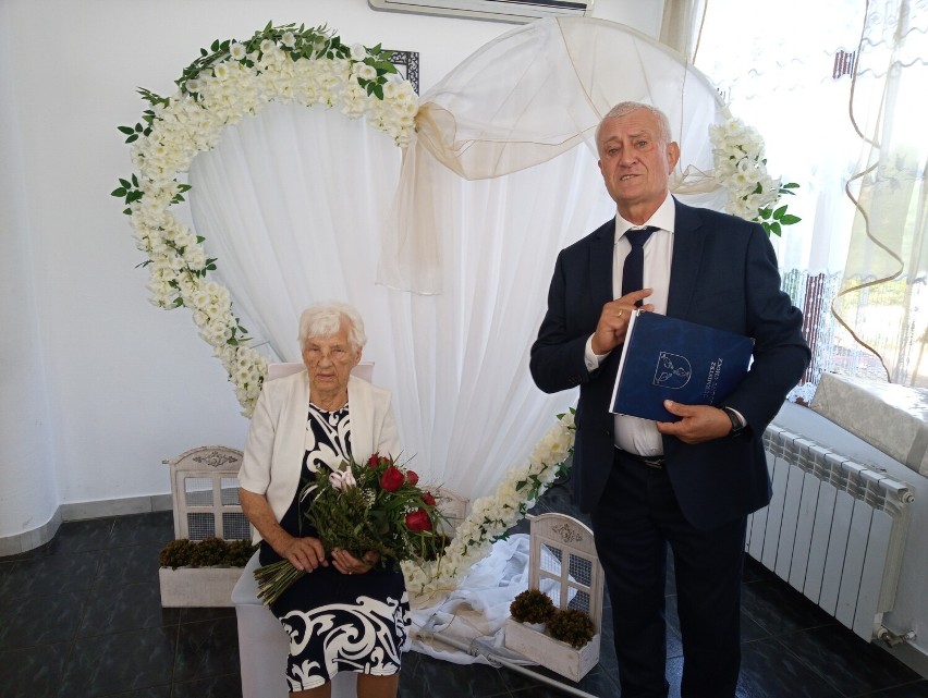 Jubilatce gratulował burmistrz gminy Chocz Marian Wielgosik