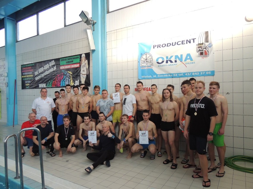 Drużyny dziewcząt i chłopców z I LO wygrały mistrzostwa powiatu wieluńskiego szkół ponadgimnazjalnych w pływaniu[FOTO, WYNIKI]