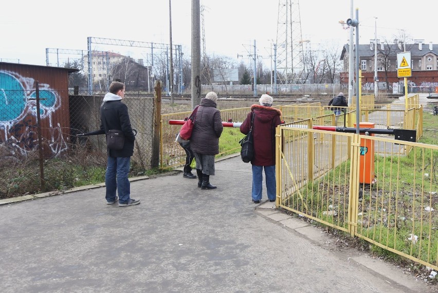 Pociąg odjeżdża, pasażerowie wciąż uwięzieni na peronie. Absurd na Dworcu Zachodnim?