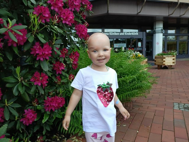 Trzyletnia Natalia Kryger z Nowej Wsi Lęborskiej, która walczy z nowotworem złośliwym - glejakiem nerwu wzrokowego oka - przeszła operację w Niemczech.