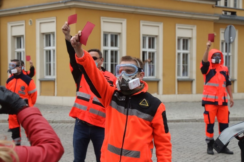 Protest ratowników medycznych w Legnicy.