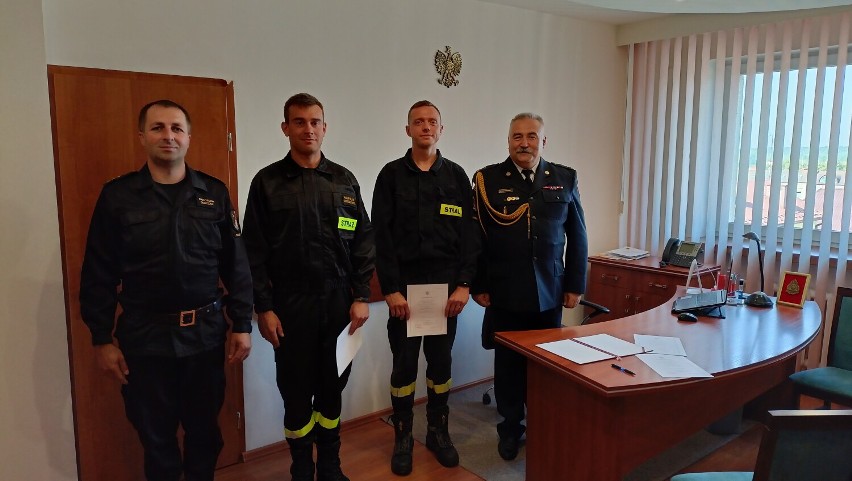 Nowi funkcjonariusze rozpoczęli służbę w Państwowej Straży Pożarnej w Poddębicach FOTO