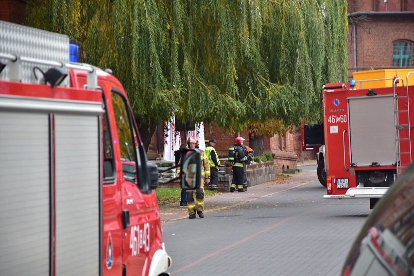 Po ewakuacji budynku strażacy sprawdzili obiekt szukając...