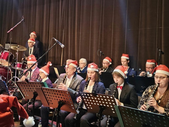 Przedświąteczny koncert Miejskiej Orkiestry Dętej o tradycjach Kolejowych w filii MDK w Zduńskiej Woli Karsznicach