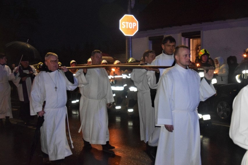 Droga krzyżowa w Zbąszyniu - wierni przeszli ulicami miasta....