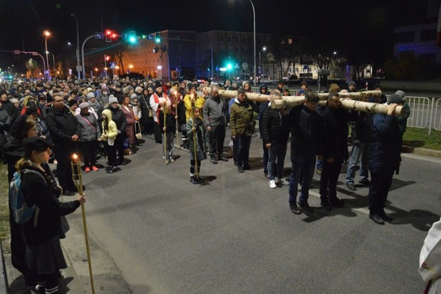 Przez Stalowa Wolę przeszła w piątek wieczorem Miejska Droga Krzyżowa.