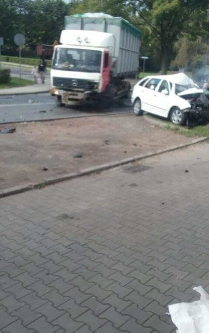 Tragiczny wypadek w Miechowicach: Nie żyje kierowca osobówki