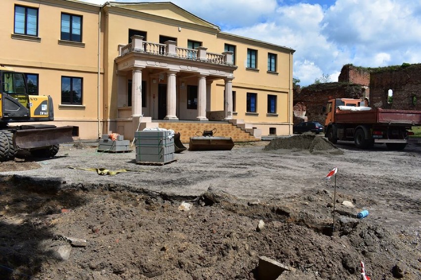 Gmina Wąpielsk doczeka się sali koncertowej? W Radzikach Dużych ruszył remont wokół ruin zamku  