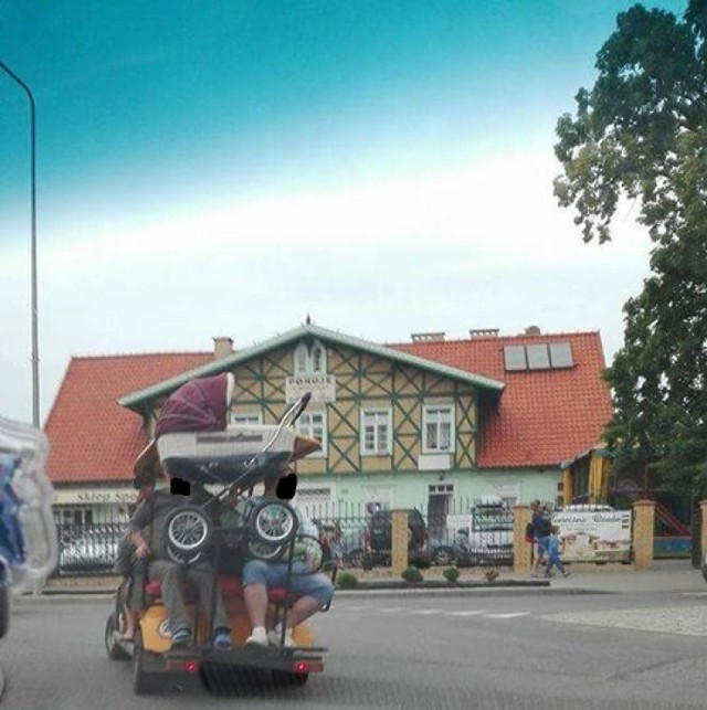 Stegna. Niezwykłą pomysłowością wykazało się dwóch mężczyzn wypoczywających w nadmorskiej miejscowości. Turyści, którzy wybrali się w podróż meleksem postanowili przewieźć dziecięcy wózek... na kolanach.