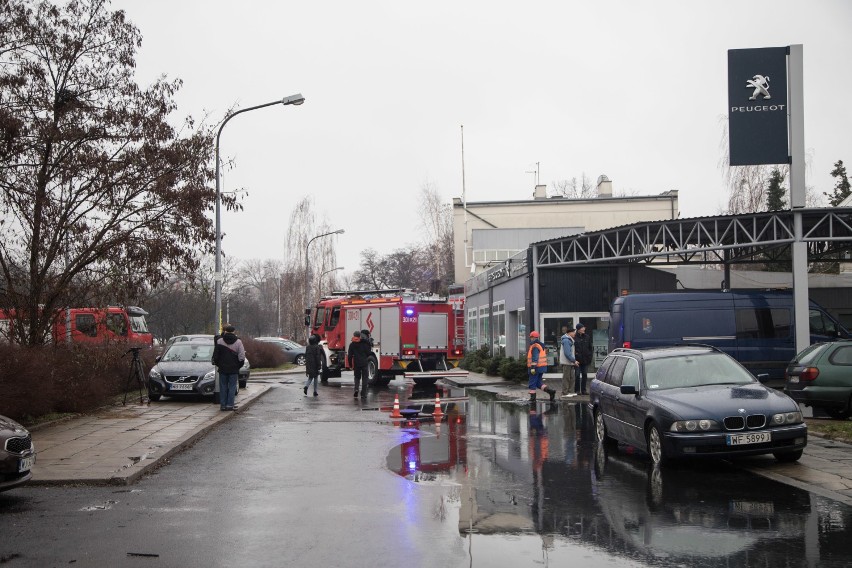 Zalana ulica na Targówku. Samochody pływają w czarnej brei z ropy i wody. Pękł zbiornik na pobliskiej budowie [ZDJĘCIA]