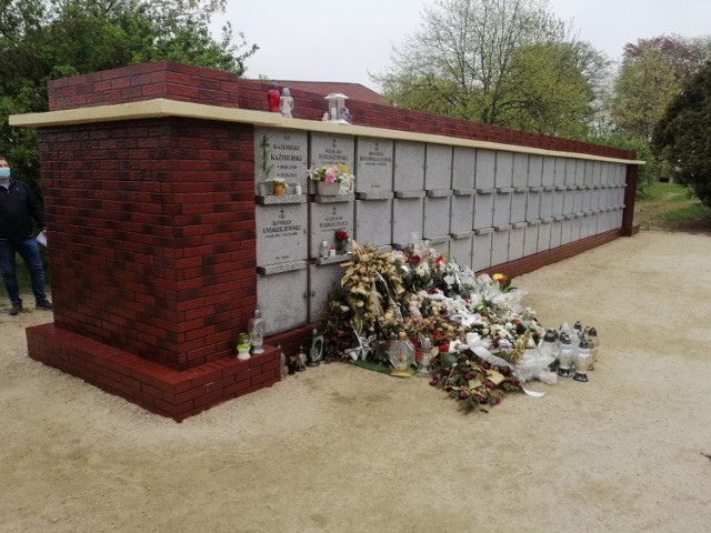 Nowa ściana urnowa na cmentarzu w Nowogardzie