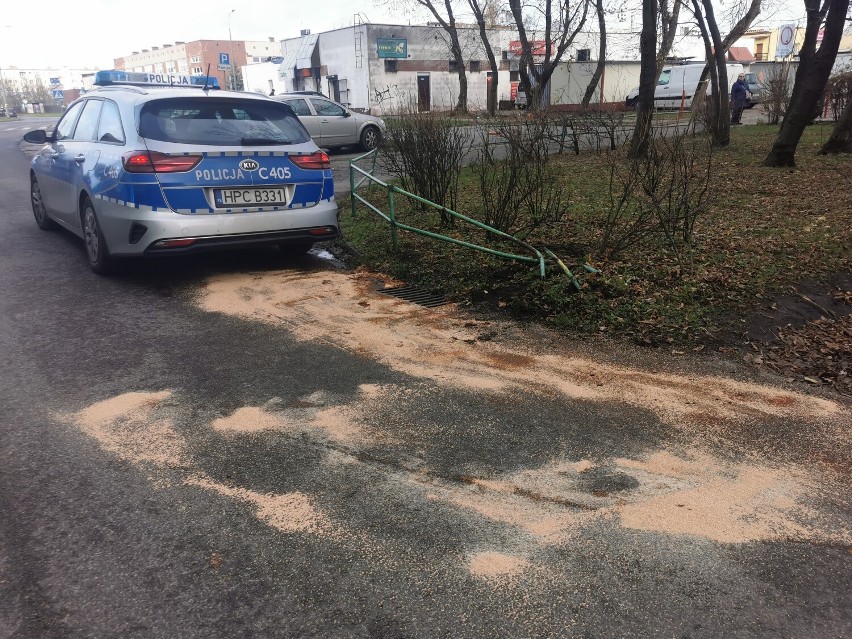 Opel uderzył w barierki na ulicy Pogodnej 3 we Włocławku