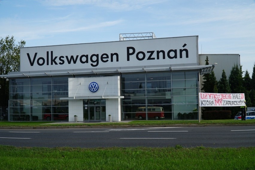Przed siedzibą Volkswagen Poznań w poniedziałek odbywa się...