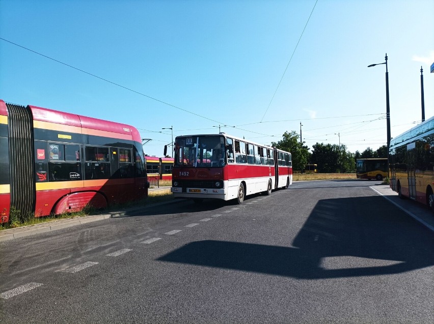 Stary Ikarus to jeden z autobusów kursujących na linii 100.