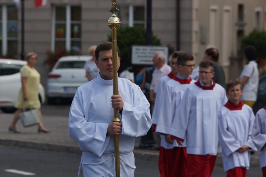 Boże Ciało w Kaliszu. Uroczysta procesja ulicami miasta