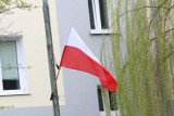 Konin: Dzień Flagi na ulicach miasta. Biel i czerwień na latarniach, balkonach, urzędach i autobusach
