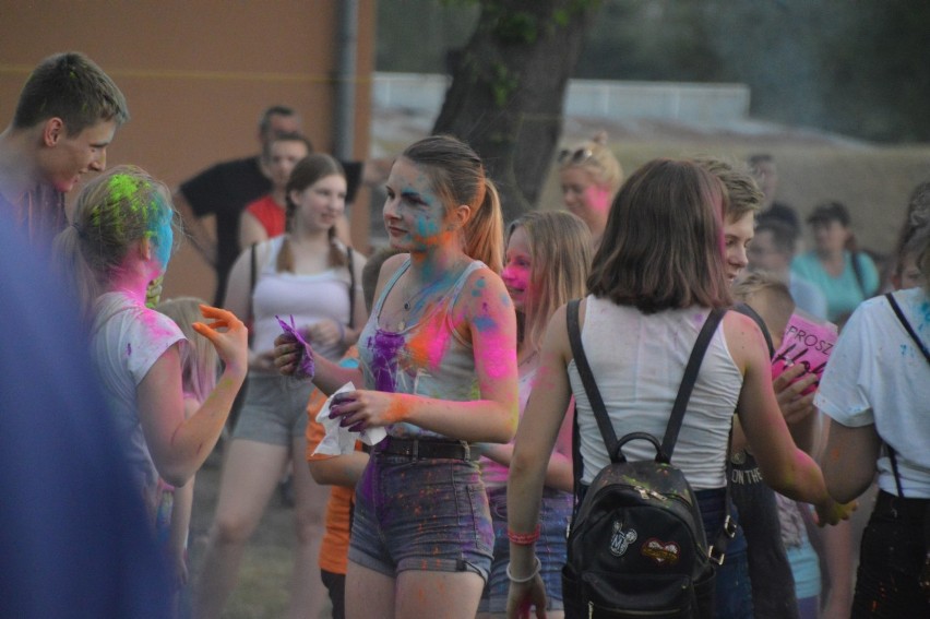 Rawicz. Setki osób na festiwalu kolorów. W niebo poleciały kolorowe proszki [ZDJĘCIA]