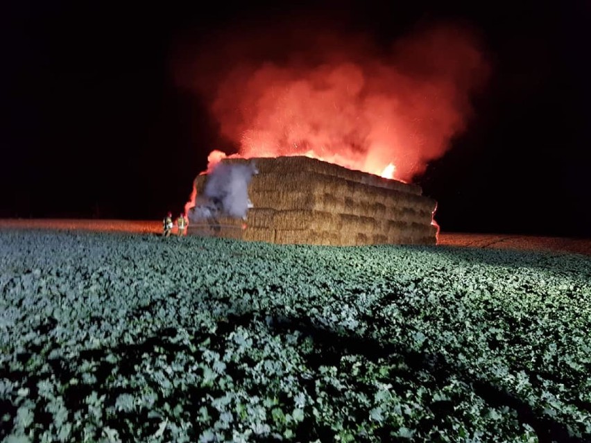 Nocny pożar balotów słomy na polu w Gaju